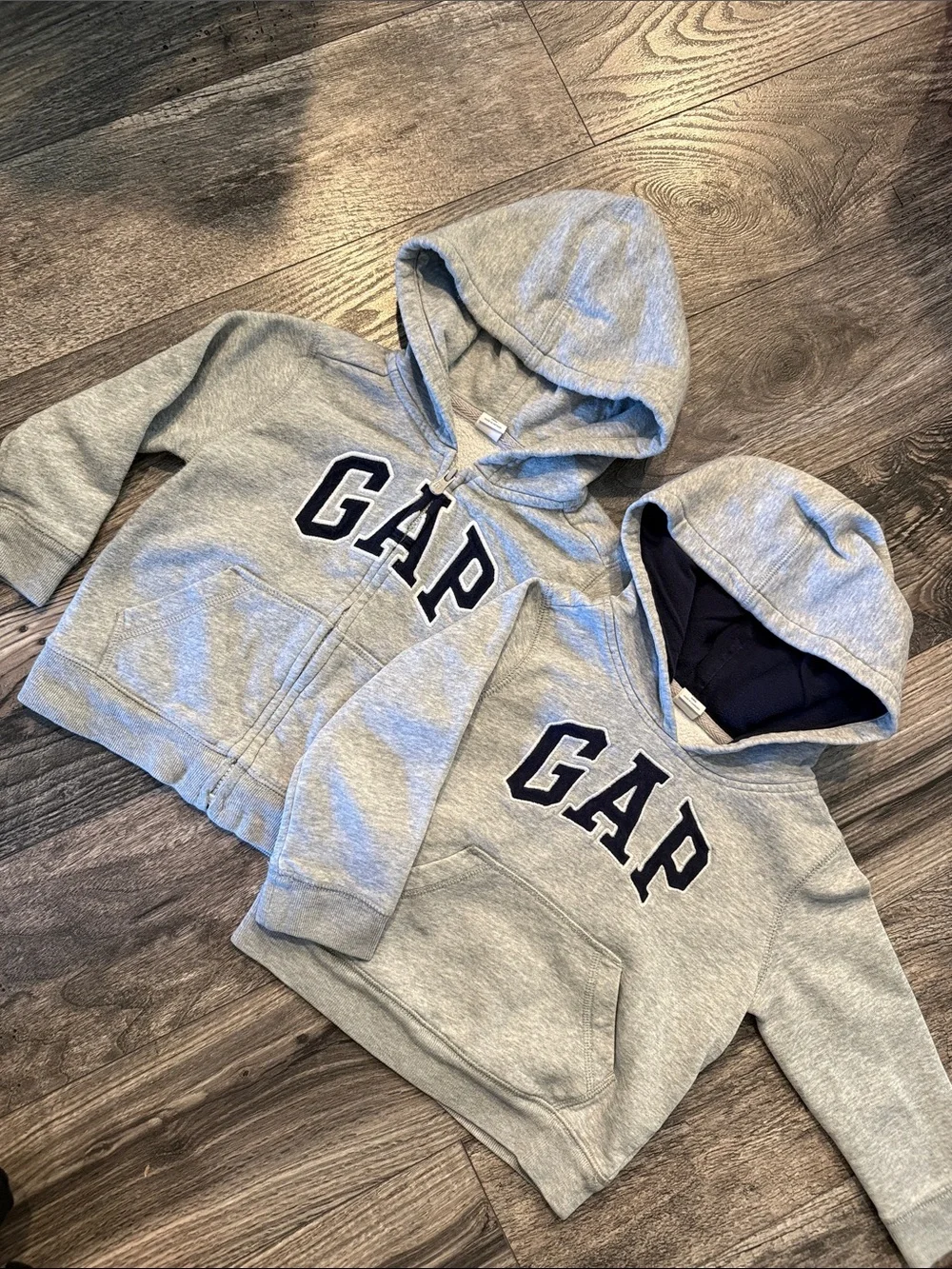 GAP set of 2 logo zip up Hoodie Sweater size 3 years gently used gray